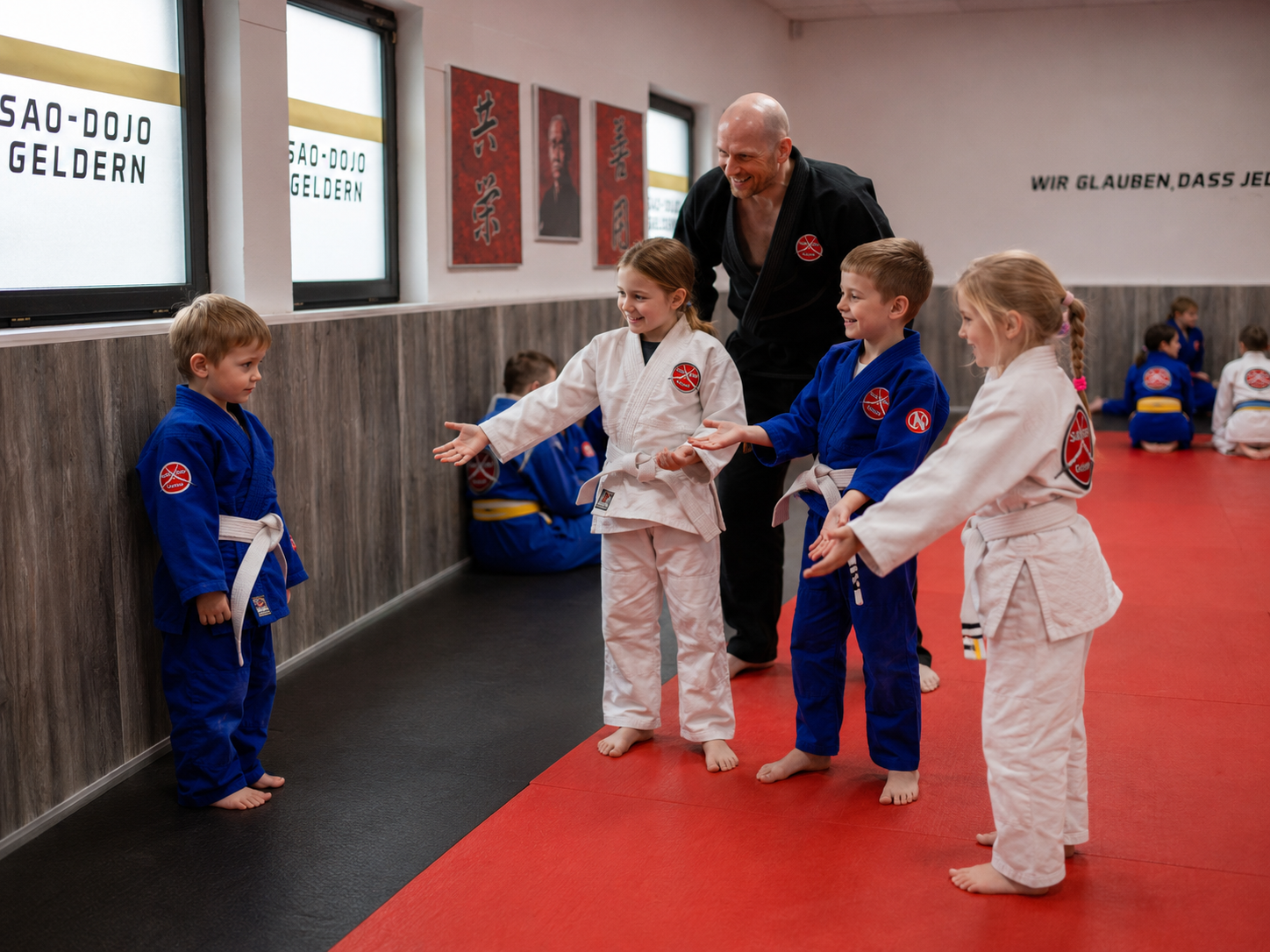 Kinder trainieren gemeinsam eine Übung im SAO-DOJO Geldern