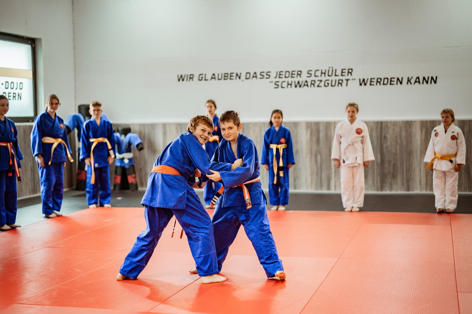 Kinder trainieren im SAO-DOJO Geldern auf der roten Matte